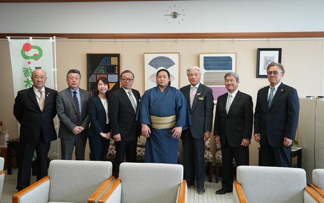 福田富一知事（右から３人目）を表敬訪問した新十両の三田（同４人目）ら＝県庁