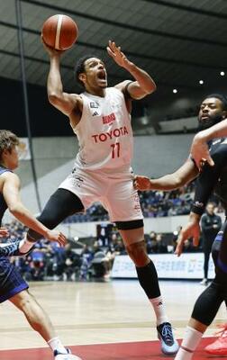 　Ａ東京―三河　第１クオーター、シュートを放つＡ東京のサイズ＝国立代々木競技場