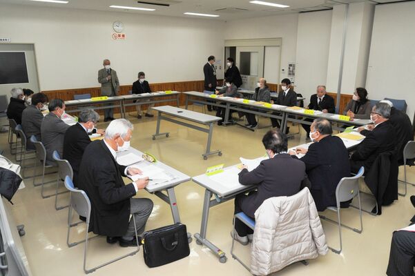 農地の時効取得問題などが話し合われた鹿沼市農業委員会の総会＝２５日午前、鹿沼市
