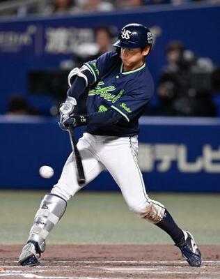 　８回ヤクルト２死二、三塁、岩田が二塁へ逆転の２点内野安打を放つ＝バンテリンドーム