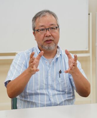 民事再生手続き開始の経緯や今後の事業展開について語る佐藤社長＝27日午後、宇都宮市内