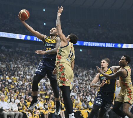 ＣＳ決勝２試合でいずれも20得点以上を挙げているニュービル（左）。第３戦も活躍が期待される＝25日のＣＳ決勝第２戦から、横浜アリーナ
