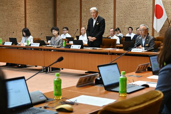 県人口未来会議の第２回会合であいさつする福田知事＝24日午前、県公館