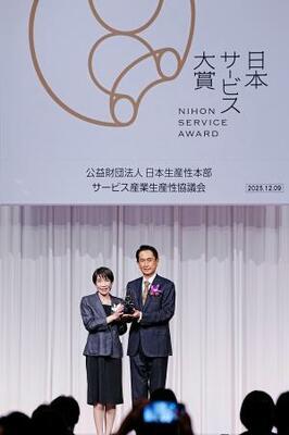 　「日本サービス大賞」の表彰式で、内閣総理大臣賞を受賞したナビタイムジャパンの大西啓介社長（右）と記念写真に納まる高市首相＝９日午後、東京都内のホテル