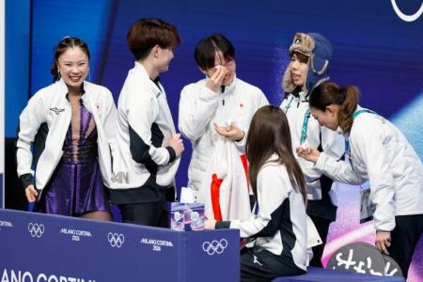 　団体アイスダンスの演技を終えた吉田唄菜（左端）、森田真沙也組を前に、感極まる鍵山優真（中央）＝ミラノ（共同）