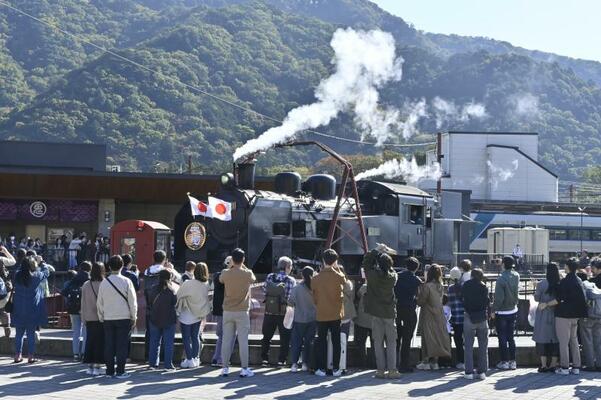 多くの家族連れなどでにぎわう鬼怒川温泉駅前広場（2024年11月撮影）