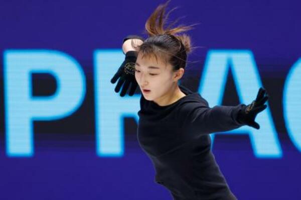 　公式練習で調整する坂本花織＝プラハ（共同）