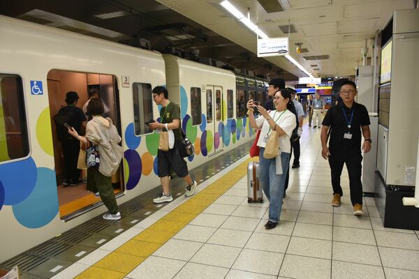 団体専用臨時の展望列車スカイツリートレイン「地酒列車ささら号」に乗り込む参加者ら=11日午後、浅草駅