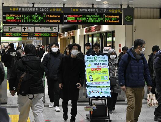 新幹線の利用客で混み合う駅構内＝28日午前11時10分、ＪＲ宇都宮駅