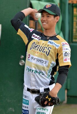 右横手から150キロ超の直球を投げる石田