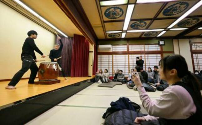 石川県輪島市名舟町で開かれた伝統芸能「御陣乗太鼓」の打ち初め式=2日午前