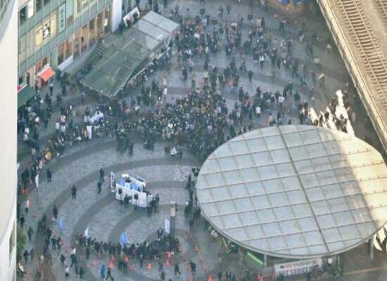 　衆院が解散し、政党の街頭演説に集まった人たち。事実上の選挙戦が始まった＝２３日午後３時３分、東京都千代田区（共同通信社ヘリから）