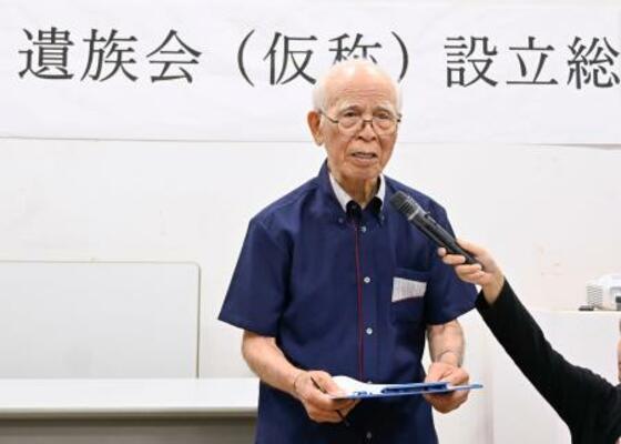 　新たな遺族会の設立総会であいさつする高良政勝さん＝２５日午後、那覇市の対馬丸記念館