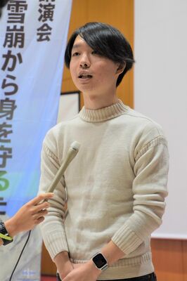 会場で報道陣の取材に応じる三輪浦さん＝28日午後、県総合文化センター特別会議室