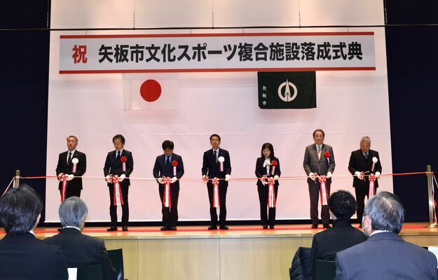 テープカットする関係者
