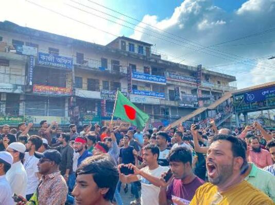 昨年8月、バングラデシュ・ダッカでデモ行進する人たち(ゲッティ=共同)