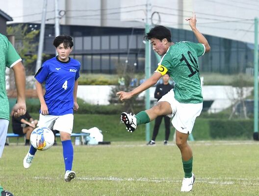 鹿沼南・栃農・佐野日大中教校－那須　後半26分、連合チームのＭＦ神山（右）がシュートを放つ＝県総合運動公園サッカー場