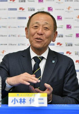 記者の質問に答える小林新監督＝県庁記者クラブ