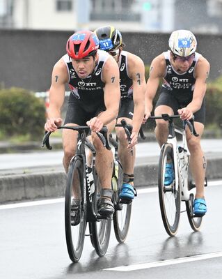 優勝したニナー（左）のバイク＝廿日市役所周辺特設会場