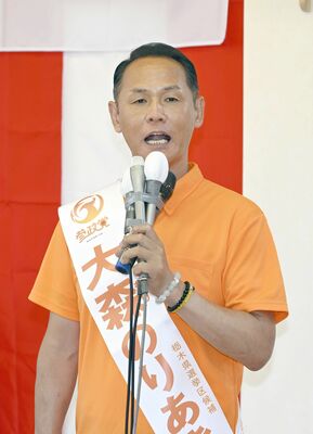 第一声を放つ大森紀明氏＝宇都宮市下岡本町
