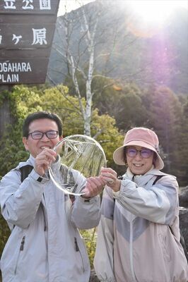 バケツに張った氷を手にする観光客＝８日午前７時２０分、日光市中宮祠