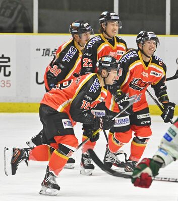 第２ピリオド14分、３－２と勝ち越しのシュートを決めたバックスの古橋（手前）＝日光霧降アイスアリーナ
