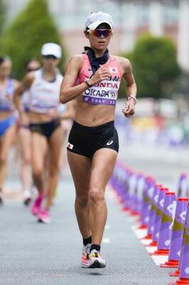 東京世界陸上の女子20キロ競歩で歩く岡田久美子=9月、東京都内
