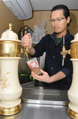 日下さんが栽培したワイン用ブドウを使ってクラフトビールを醸造した虎渡さん