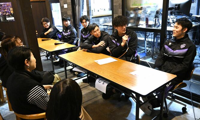 ファンを前に公開収録に臨む選手ら