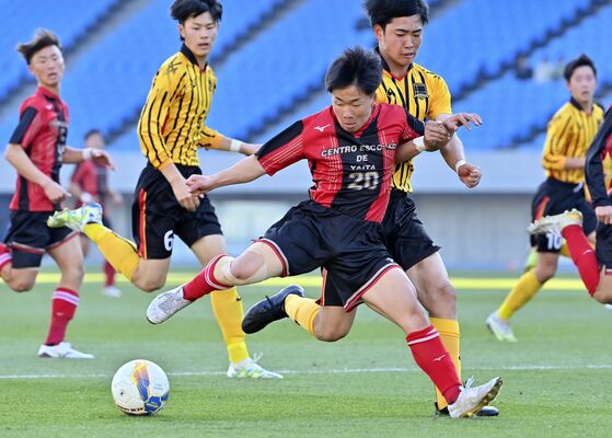 後半17分、矢板中央のＦＷ堀内（中央）がゴール前で激しく競り合う＝川崎市の等々力陸上競技場