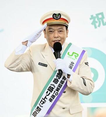 北海道新幹線開業から10年になるのを前に開かれたイベントで話す、漫才コンビ「中川家」の礼二さん=21日午前、北海道北斗市の新函館北斗駅前