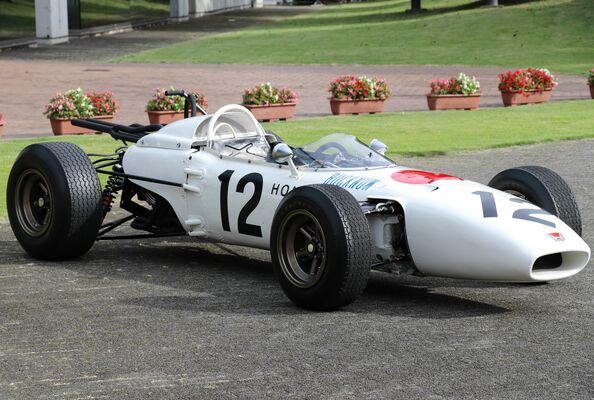 イベントでデモ走行するＦ１マシン「Ｈｏｎｄａ　ＲＡ２７２」