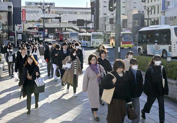 厚着姿で通勤、通学する人たち＝19日午前８時30分、宇都宮市駅前通り１丁目、河野光吉撮影