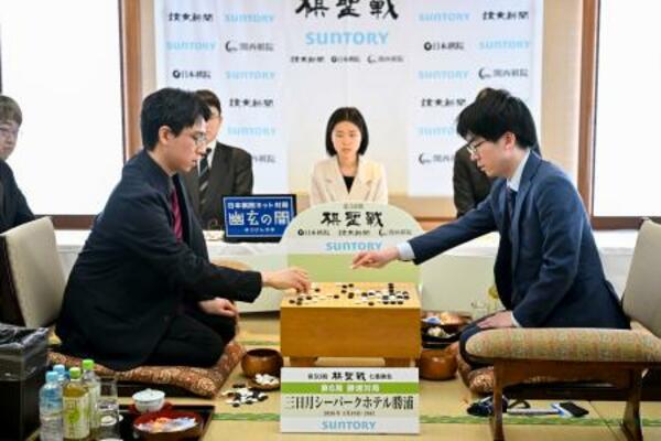 　囲碁の第５０期棋聖戦７番勝負の第６局を終え、対局を振り返る一力遼棋聖（左）と芝野虎丸十段＝２０日午後、千葉県勝浦市
