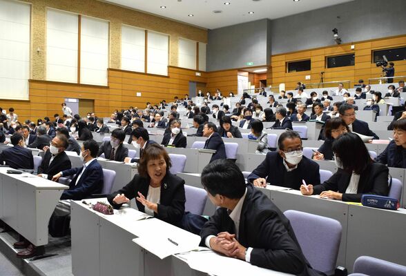 教職員による児童生徒への性暴力などの根絶に向け開かれた臨時校長会。出席者は防止策を話し合った＝10月下旬、県総合教育センター