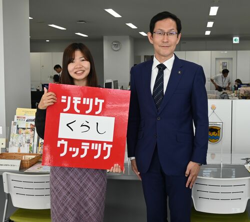 サウンドロゴを考案した小林さん（左）