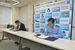 協定書に署名する県警の佐藤生活安全部長（右）と宇都宮ヤクルト販売の柴田社長＝22日午後、県警本部