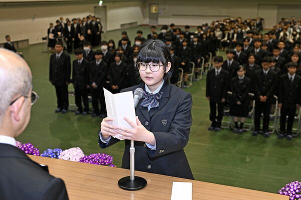 新入生を代表して宣誓する岡山さん＝７日午前10時45分、鹿沼市みなみ町、森田大地撮影