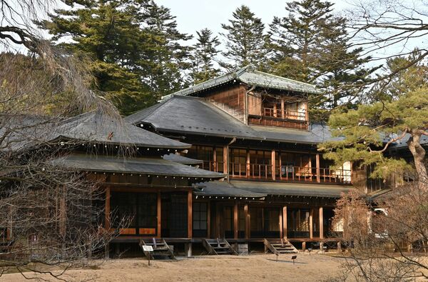 紀州徳川家屋敷の３階建て部分（中央）など、３時代の建築様式を併せ持った旧日光田母沢御用邸