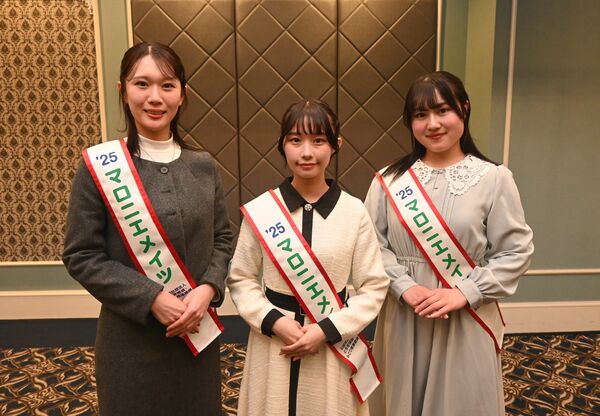 ２０２５マロニエメイツに選ばれた青山さん、竹内さん、山口さん（左から）＝24日午後、宇都宮市内