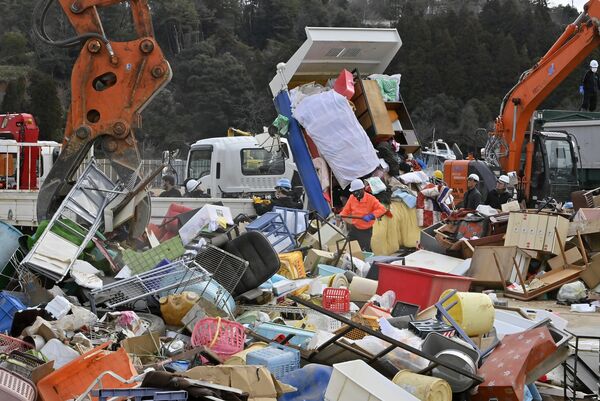 災害廃棄物は仮置き場に次々と持ち込まれ、山積みとなっている＝２月29日午前９時35分、石川県穴水町
