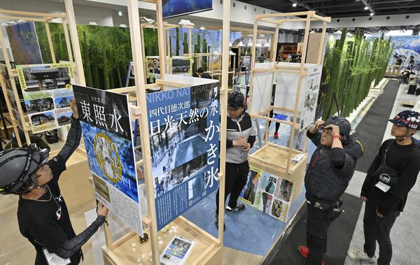 本県ブースの準備を進める関係者ら=26日午後2時55分、大阪市此花区の夢洲、森田大地撮影