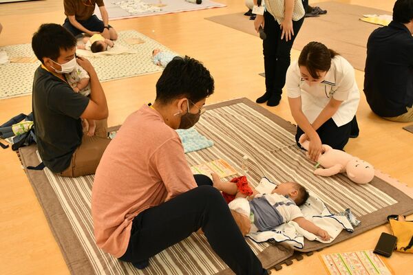 官民に求められている男性の育休取得率アップ。育児を支援するセミナーなども各地で開かれている＝２０２１年、小山市内