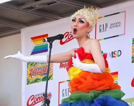 　「てるまゑ・ノヱビア」としてパフォーマンスをする満島てる子さん＝札幌市