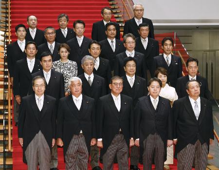 　初閣議を終え、記念写真に納まる石破首相（前列中央）と閣僚ら。ほとんどが男性だ＝２０２４年１０月、首相官邸