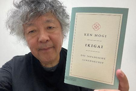 　自著『ＩＫＩＧＡＩ』ドイツ語版を手にする茂木健一郎さん＝筆者提供
