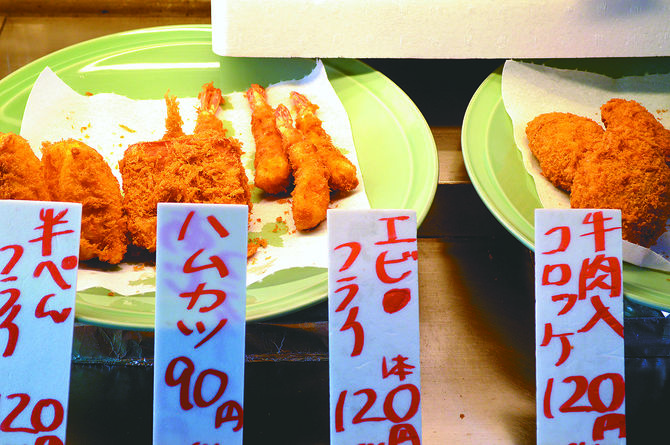 人気の牛肉入りコロッケのほか、約5種のフライが並ぶ