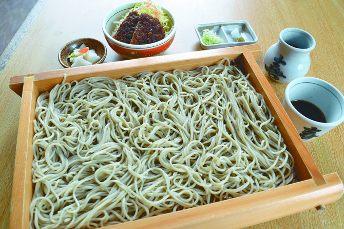 「板そば」と独自ブレンドの甘辛ソース「ミニソースかつ丼」のセット