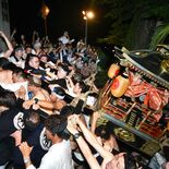 急階段を昇る「お上がり」で熱気最高潮に　喜連川神社天王祭でみこし渡御