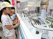 ジオラマ展示 「再エネ」ＰＲ
